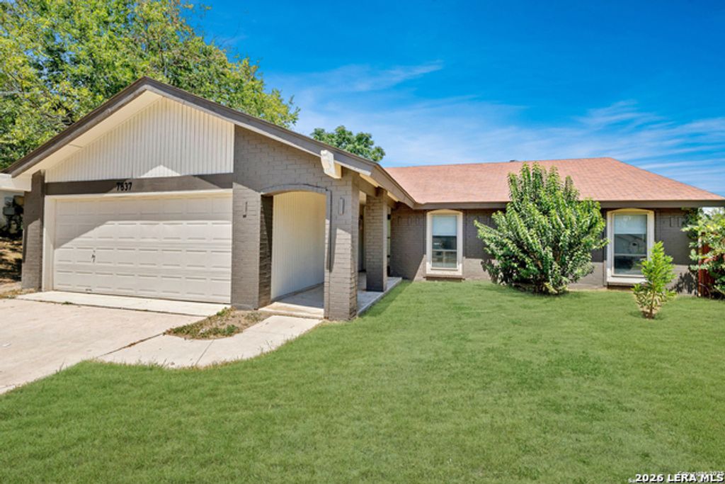 7637 Antique Oak St, Live Oak