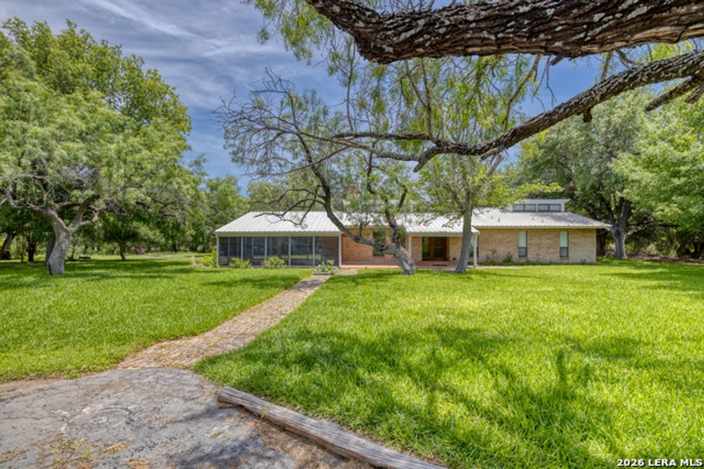 27 E Tanglewood Dr, Uvalde