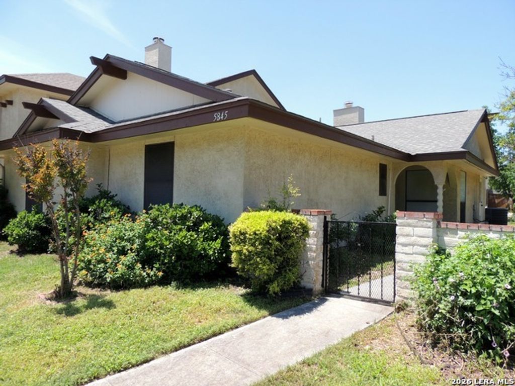 5845 Royal Bnd, San Antonio