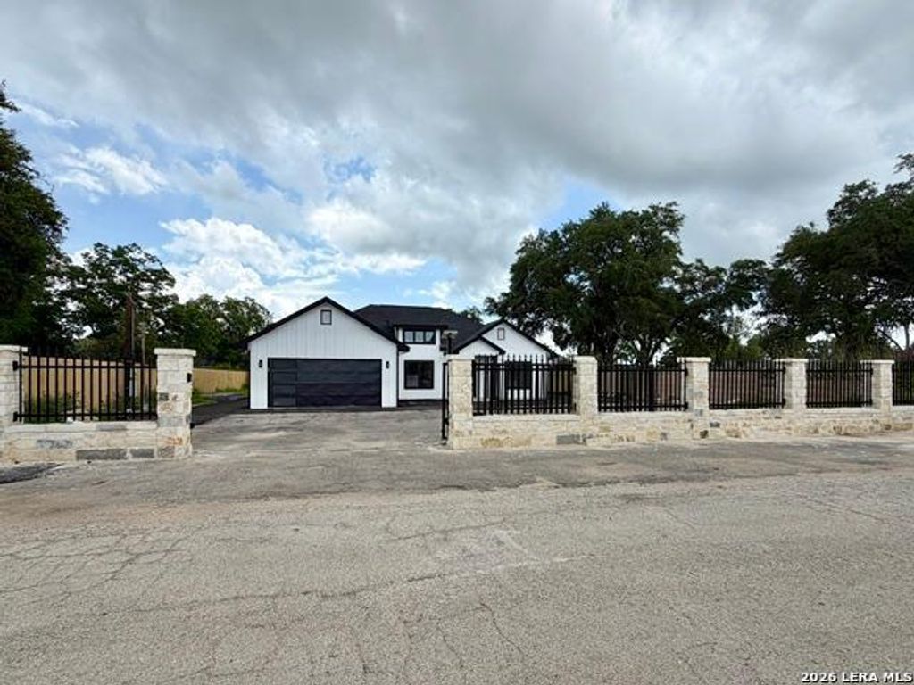 1208 Trail, Floresville