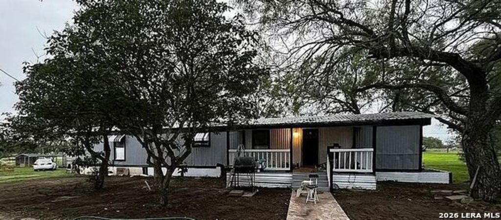 700 Lopez St, George West