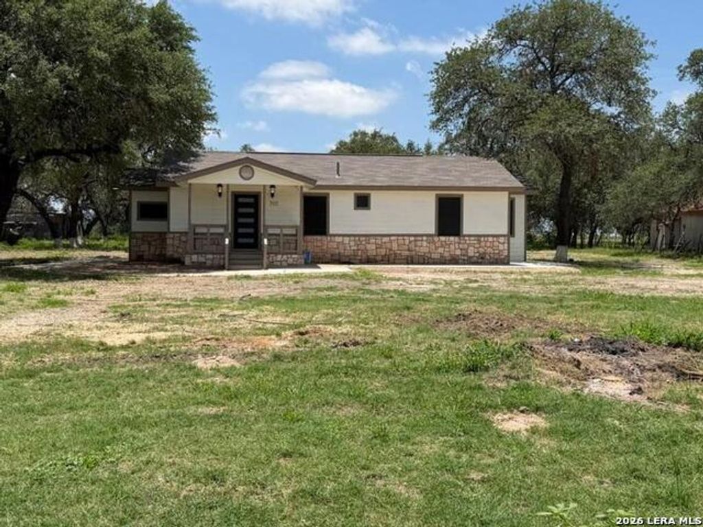 505 Nottingham Dr, Poteet