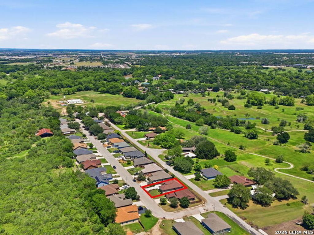 225 Greenway Dr, Seguin