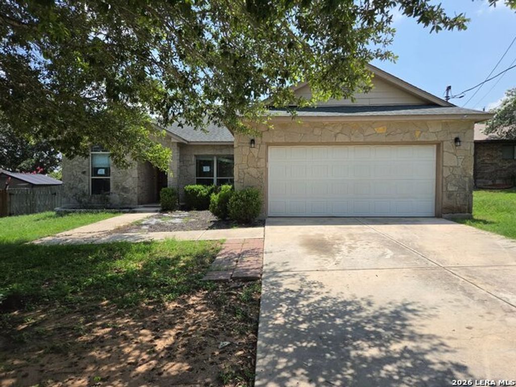 106 Crestway, Floresville