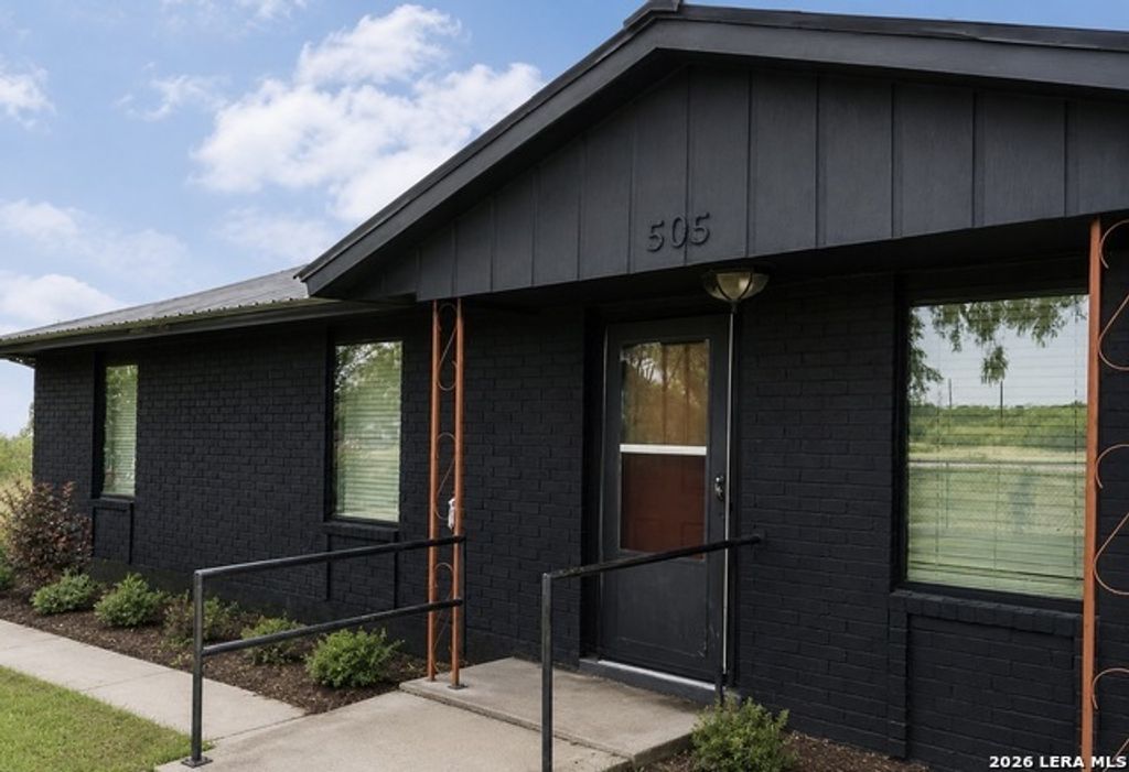 505 W Fm 140, Christine