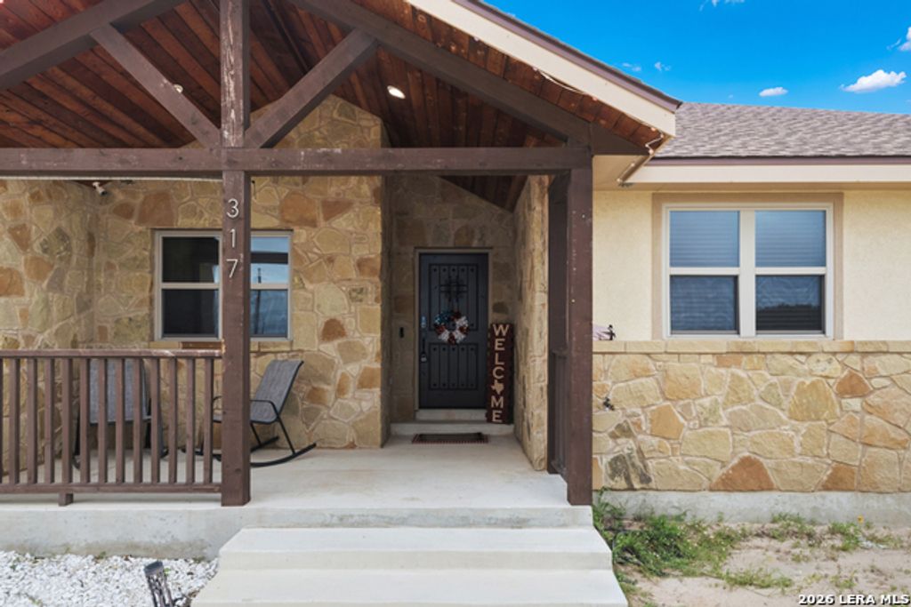 317 Honeysuckle Ln, La Vernia