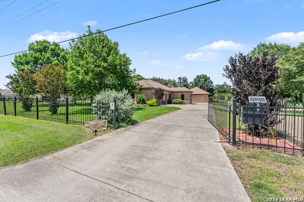 1379 County Road 4516, Castroville