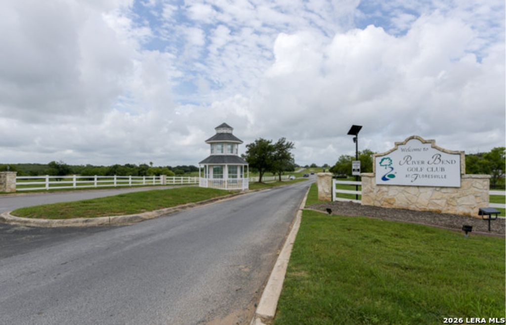 242 Legendary Trail Loop, Floresville