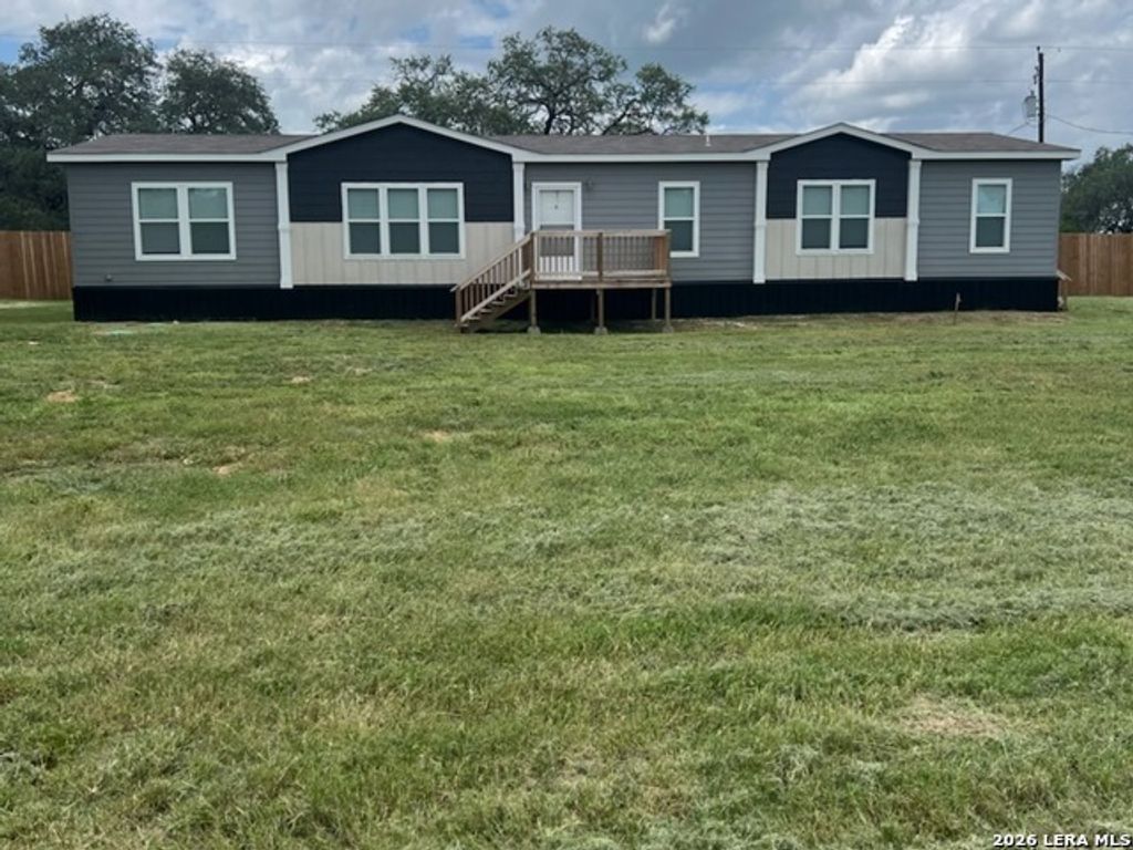 112 County Road 158, Floresville