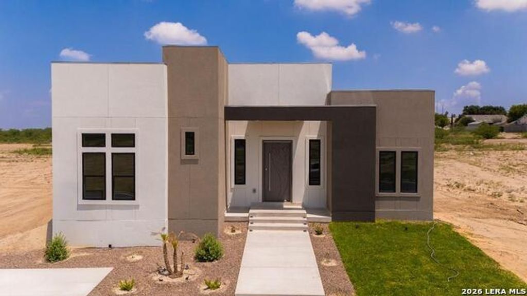 825 Ceniza Dr., Eagle Pass