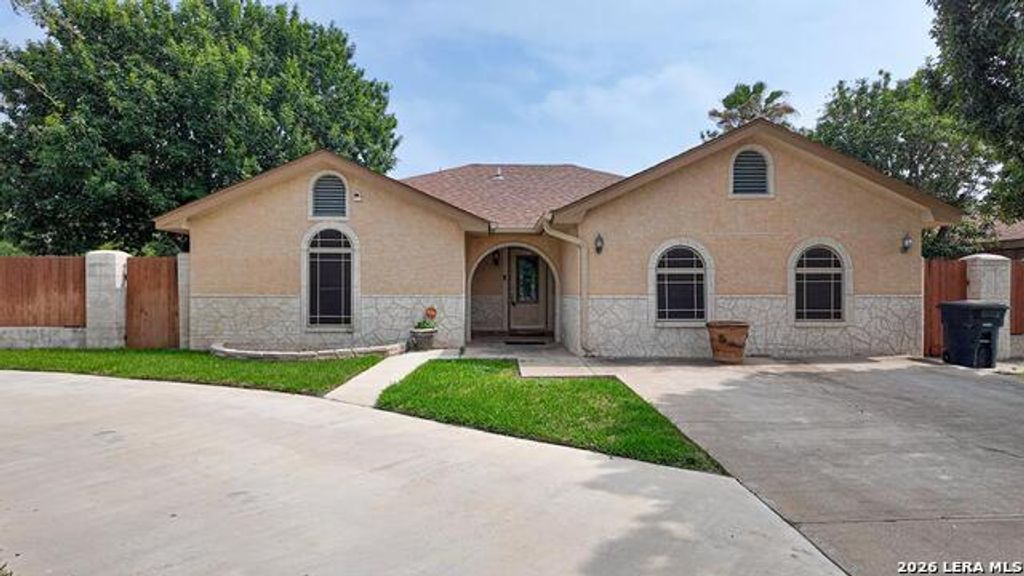 2218 Royal Park Dr, Eagle Pass