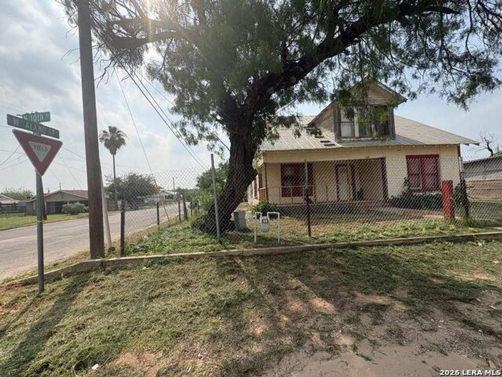 300 N 10th, Carrizo Springs