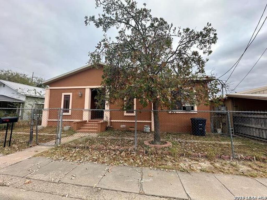 786 Ave B, Eagle Pass