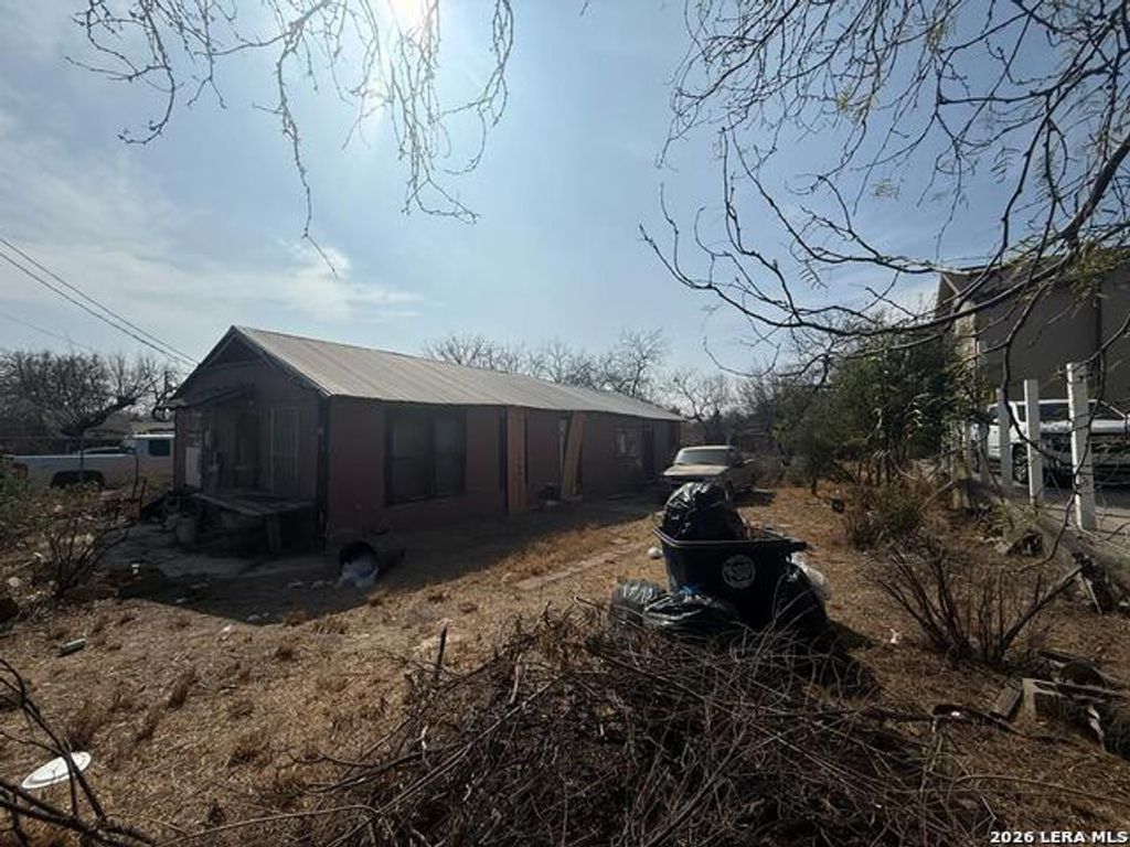 229 Comal, Eagle Pass
