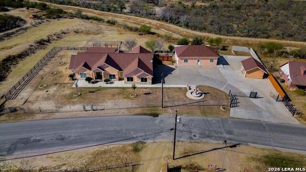 1182 Wagon Wheel Road, Eagle Pass