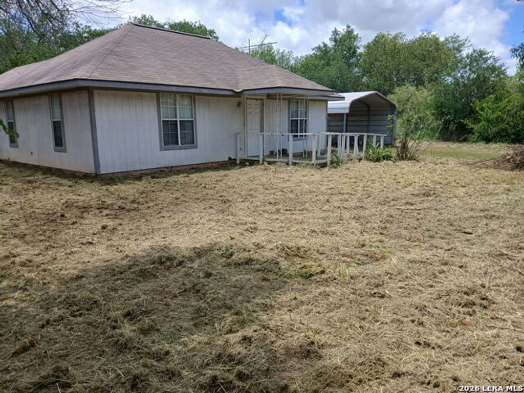 802 County Line Rd, Jourdanton