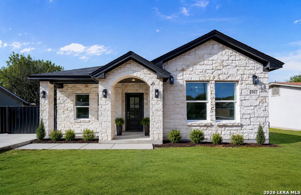 229 Colonial Ln, La Vernia