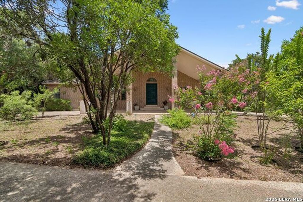 237 Crest Trl, Hill Country Village