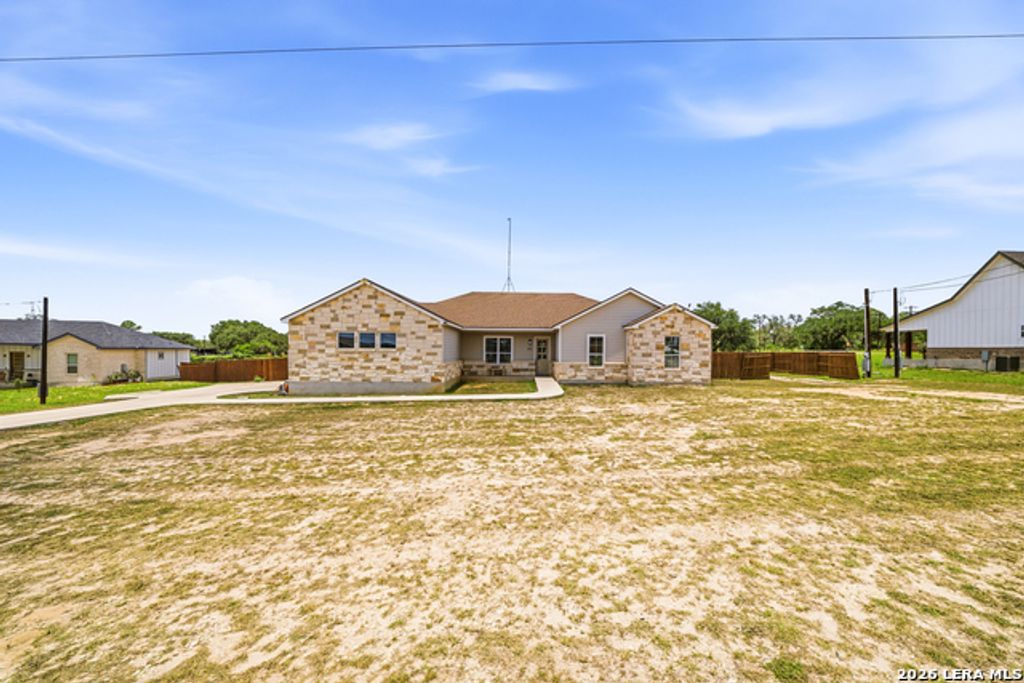 55 Log Cabin Way, Poteet