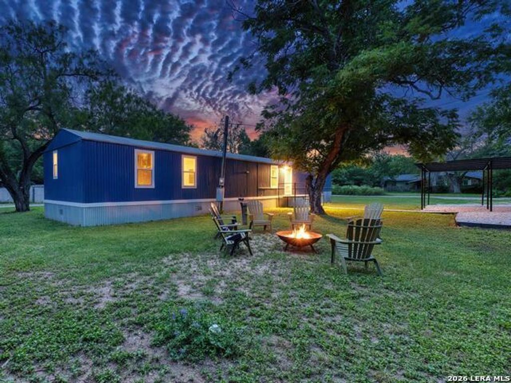 111 W Mahaffey St, Uvalde