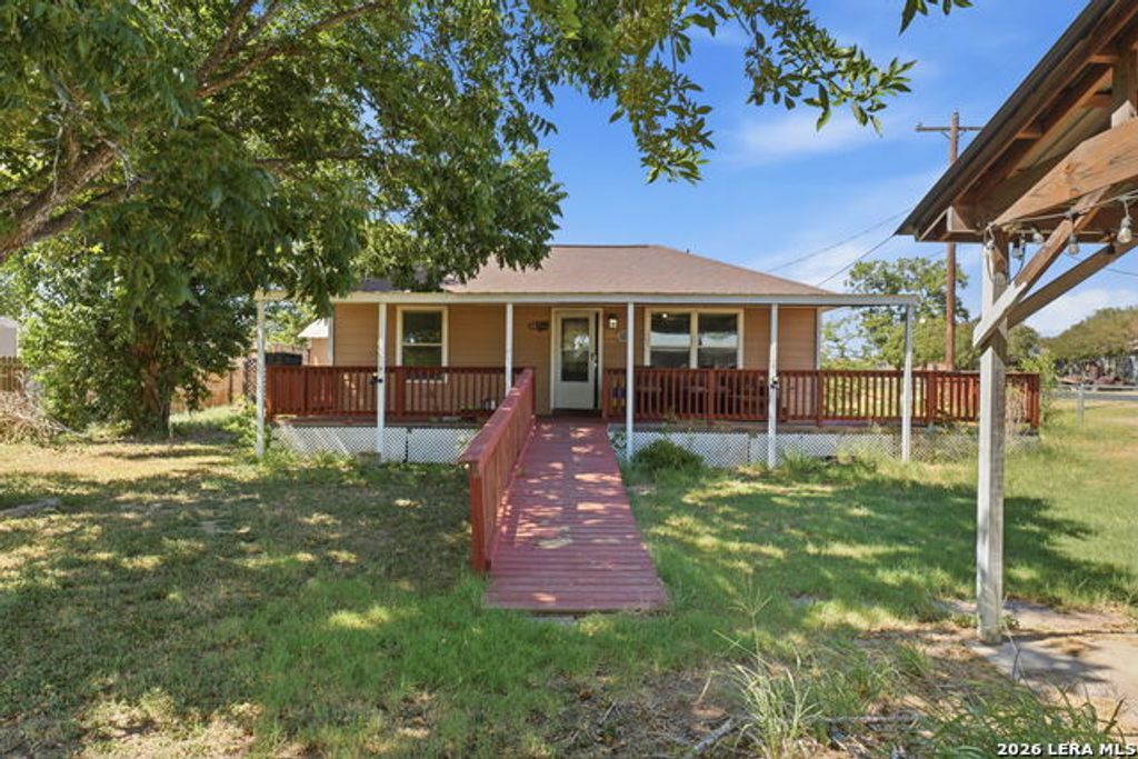 251 Avenue J, Poteet