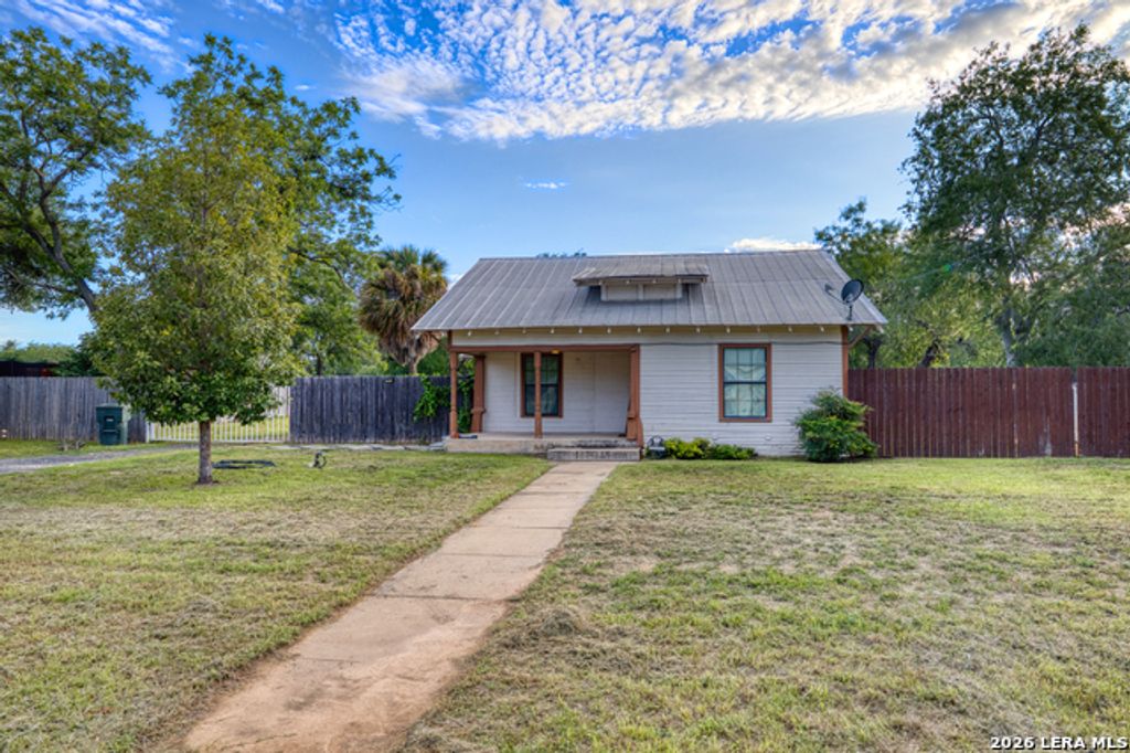 1231 N High St, Uvalde