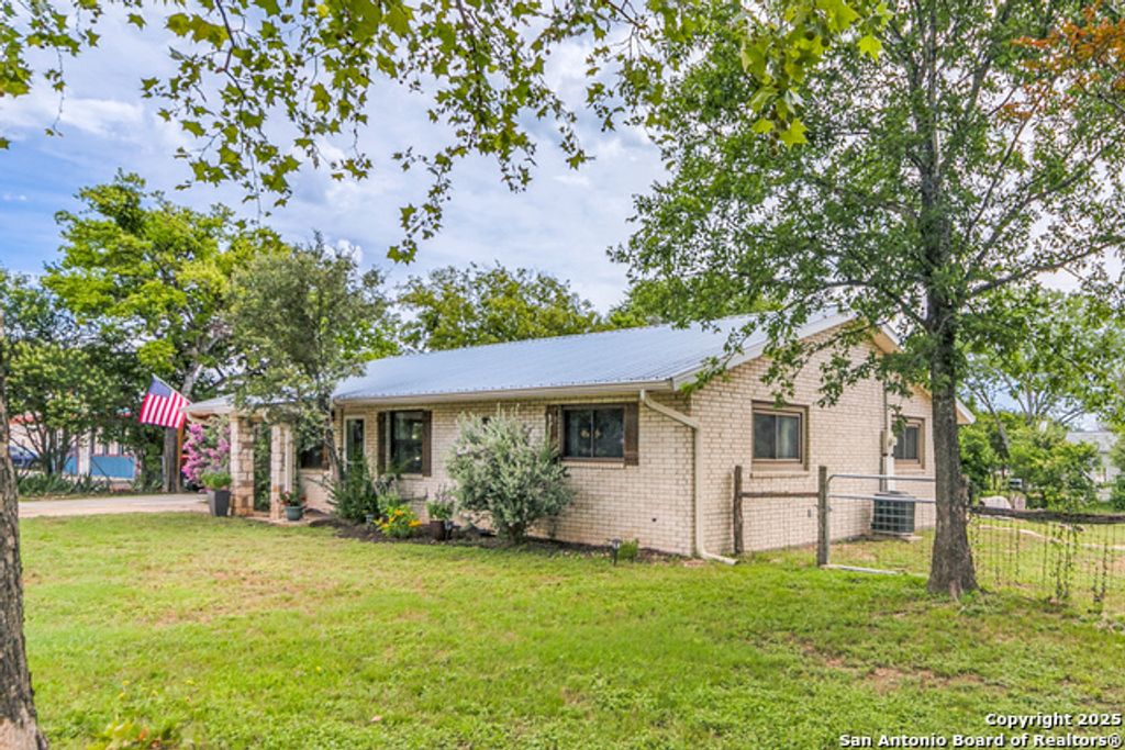 103 Amber Dr, Comfort