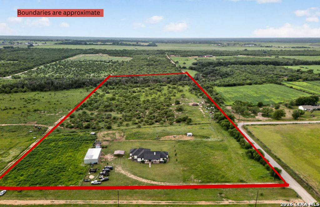 965 County Road 7611, Devine