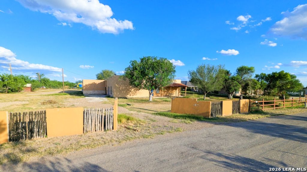 418 County Road 227, Eagle Pass