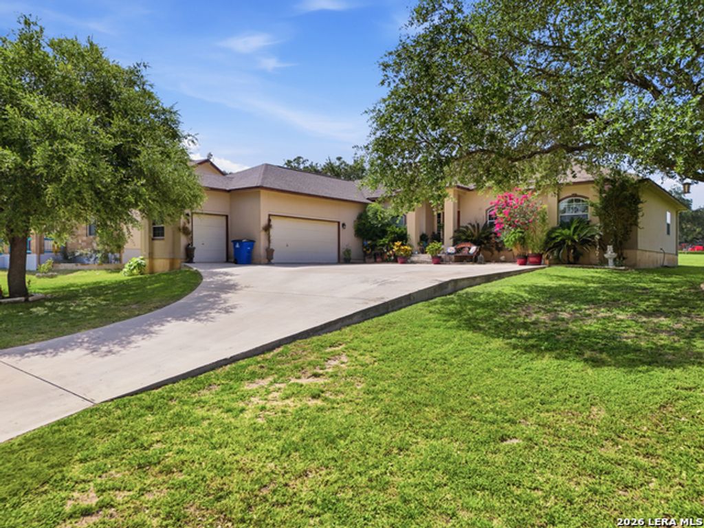 612 Jack Nickolaus Dr, Devine