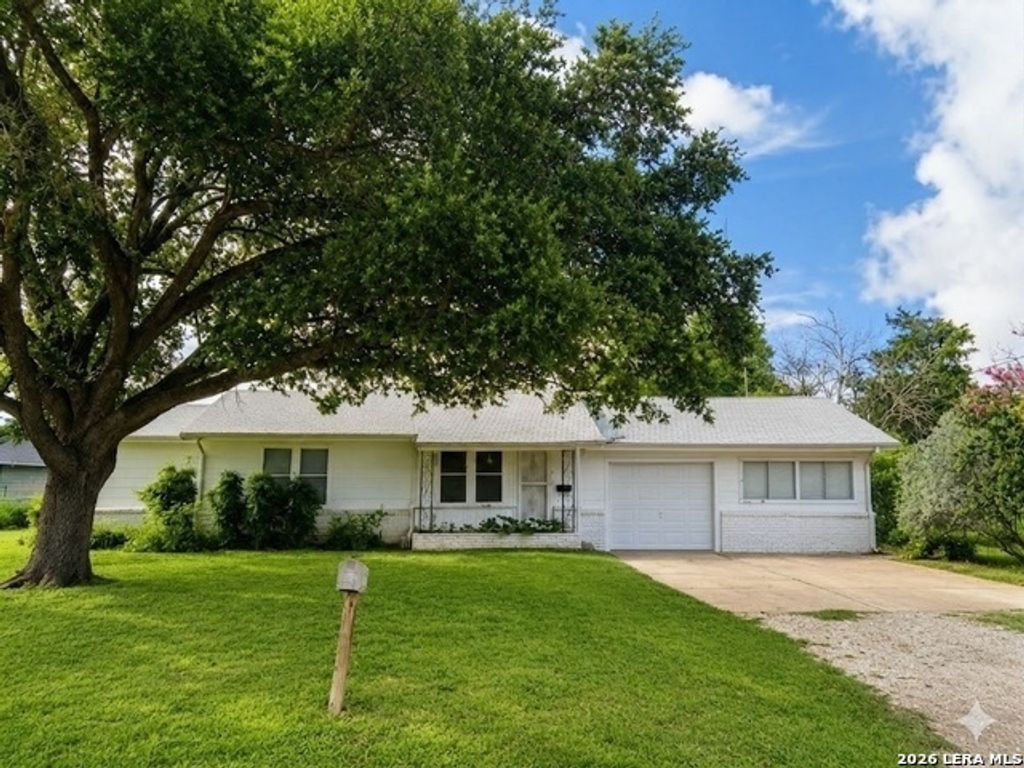 1106 Palm, Jourdanton