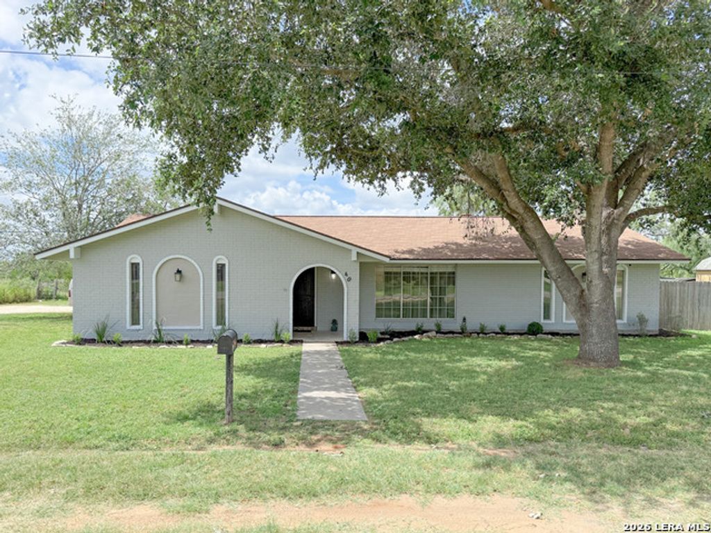 401 Bluebonnet Ave, Devine