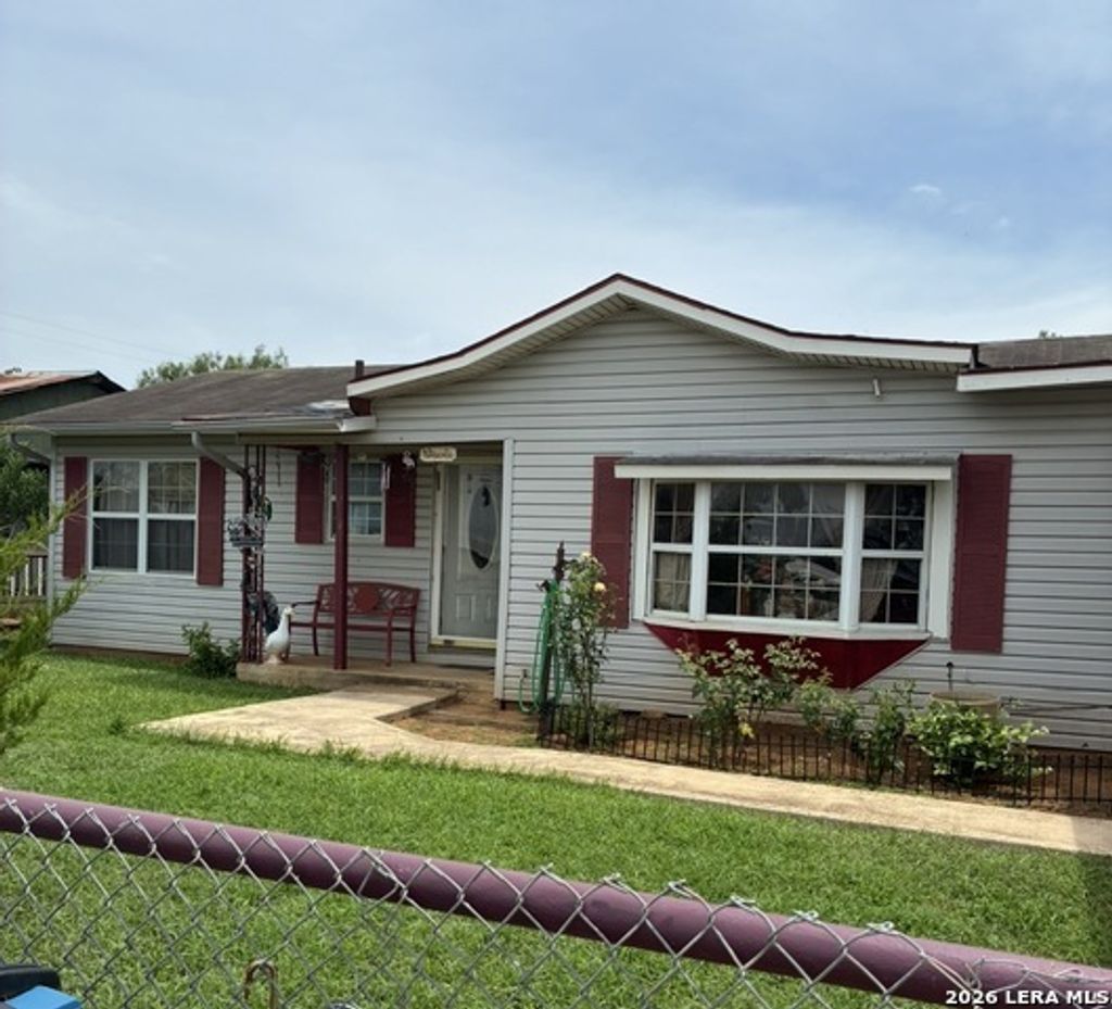323 E White St, Dilley