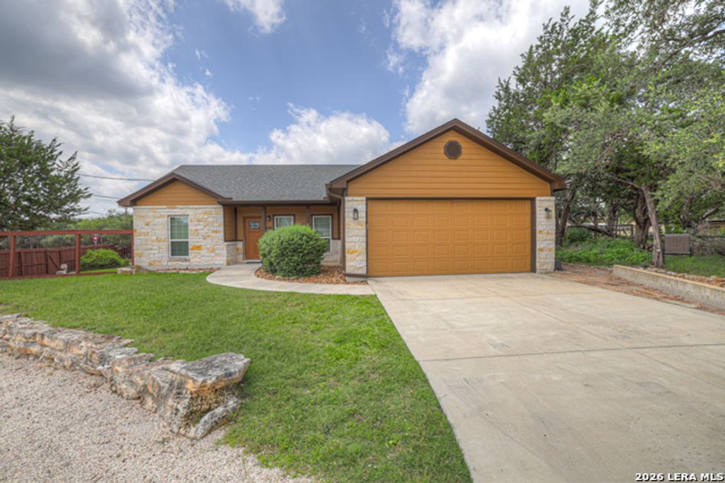 596 Riviera Dr, Canyon Lake