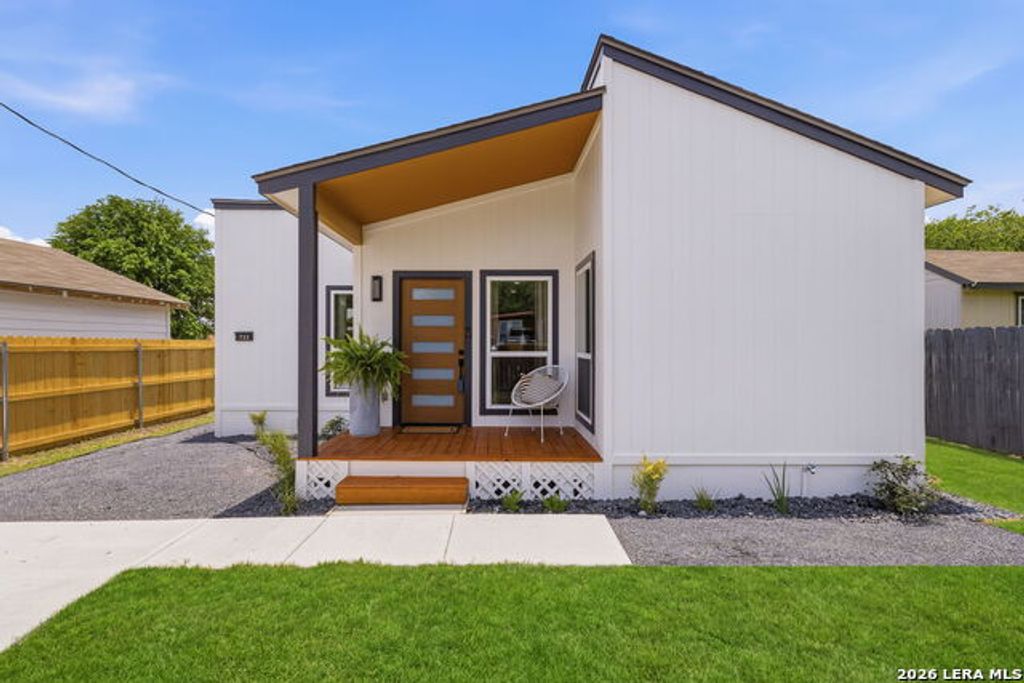 733 E Walnut St, Seguin