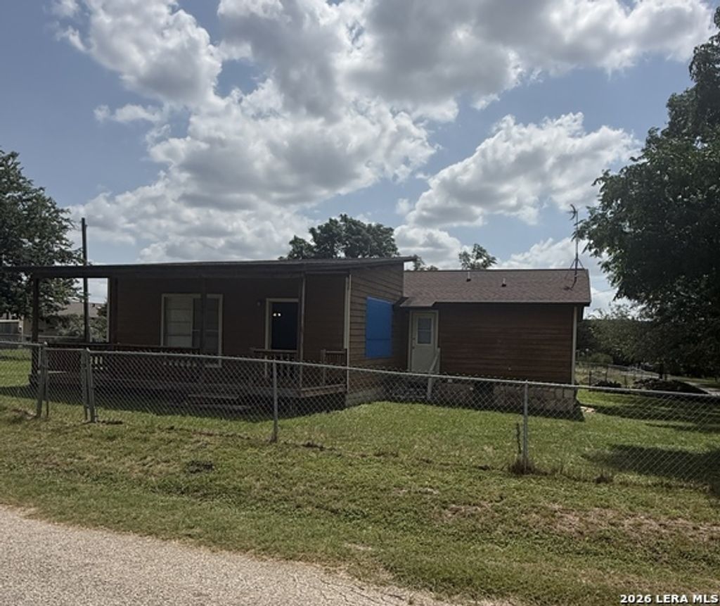 149 Live Oak Ln, Lakehills