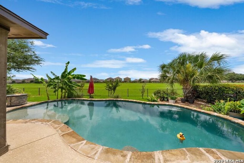 121 Fairway Dr, Floresville