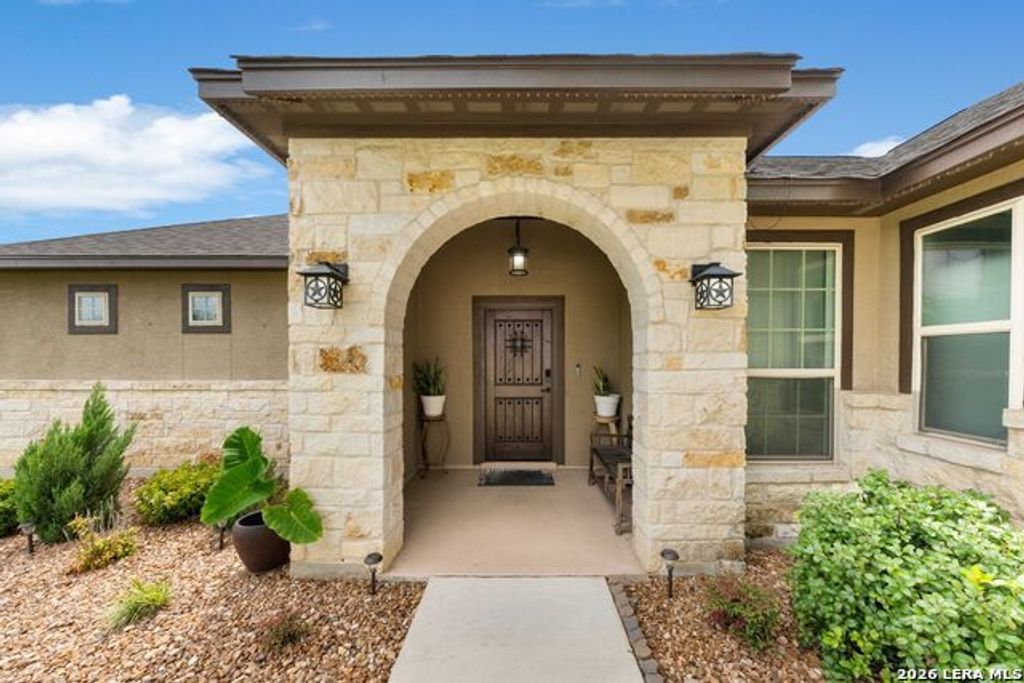 121 Fairway Dr, Floresville