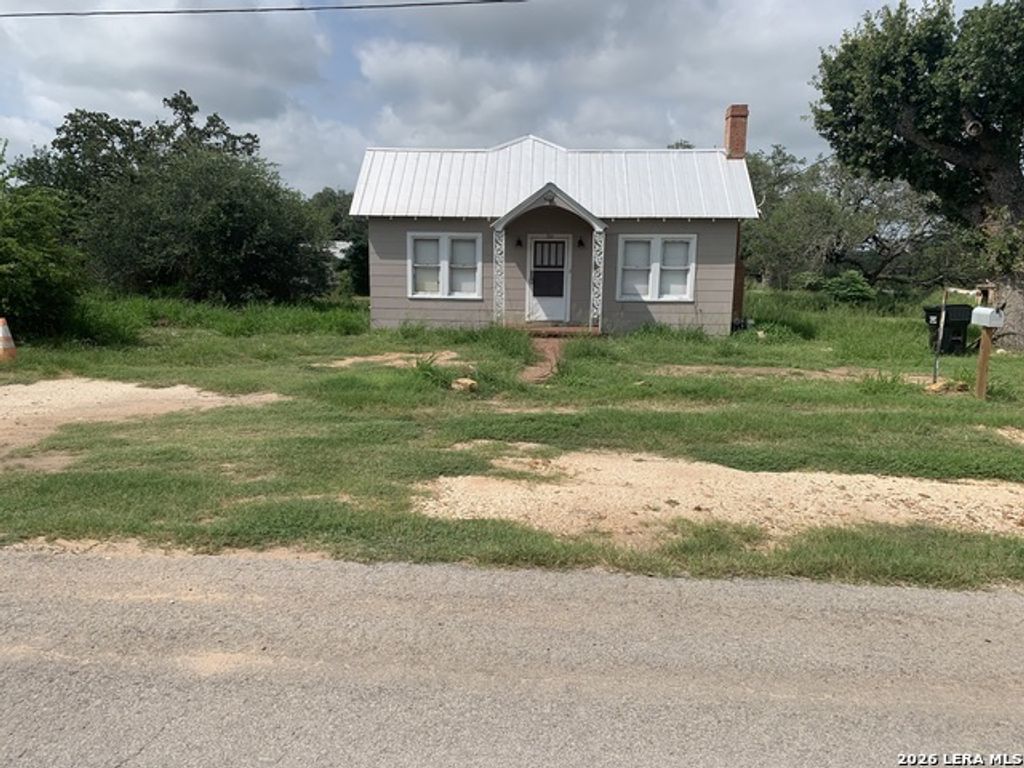 502 Bowman Ave, Devine