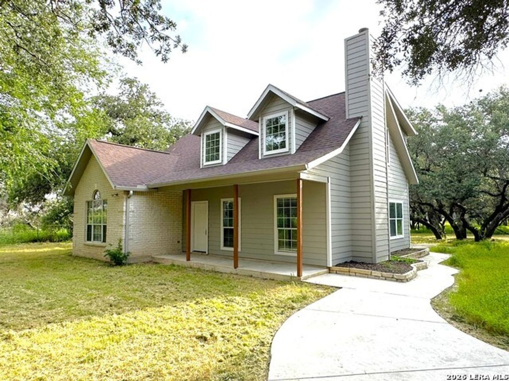 1591 County Road 320, Floresville