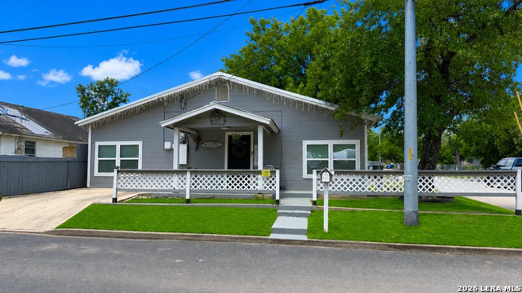 232 Campbell, Seguin