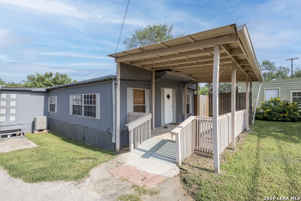 703 S Baylor, Cotulla