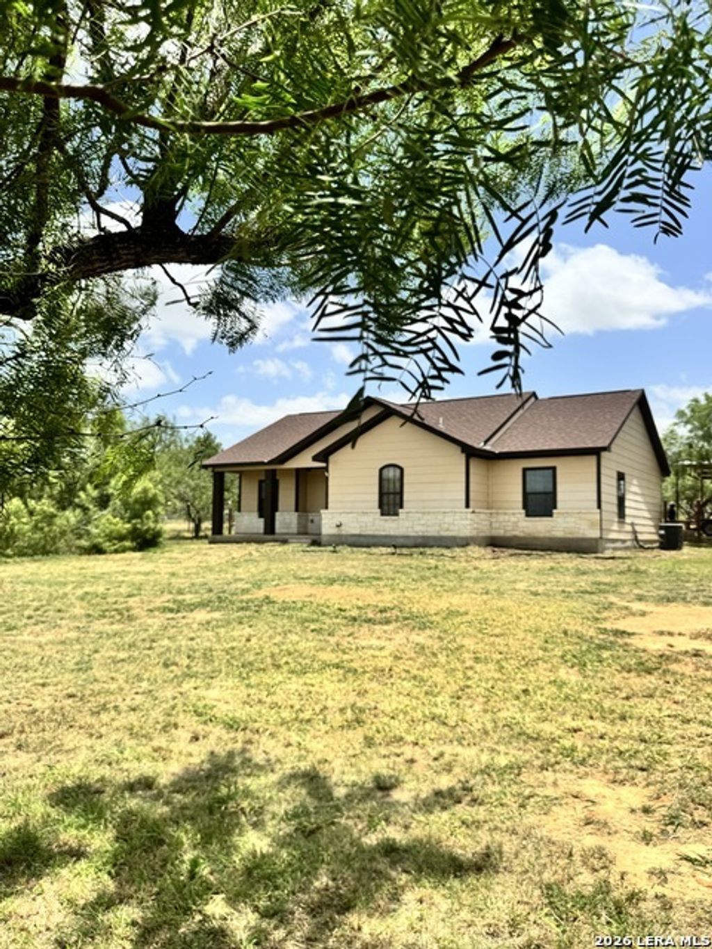 141 County Road 2667, Devine