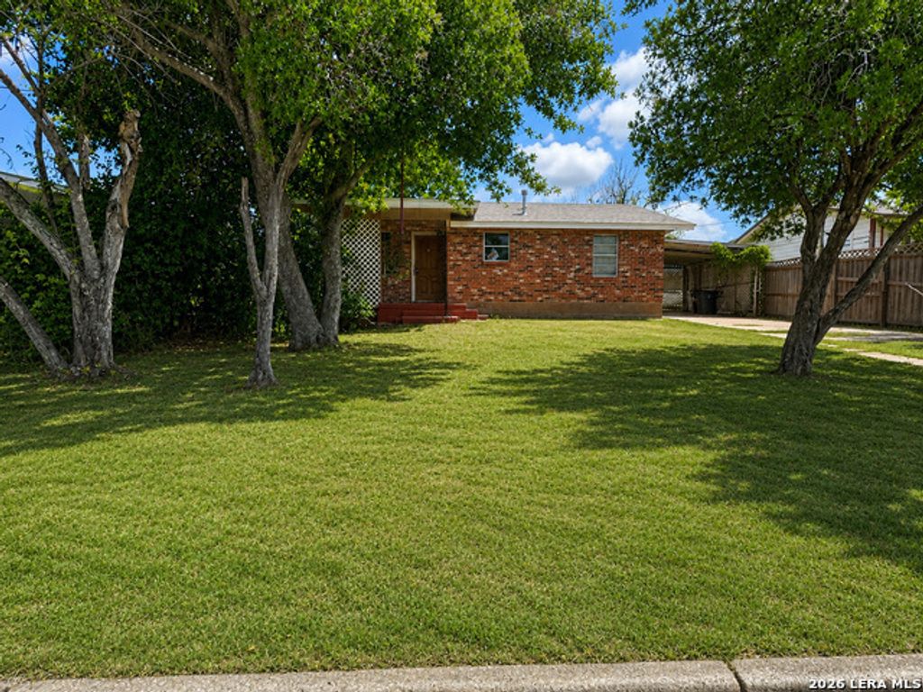 1206 S 2nd St, Floresville