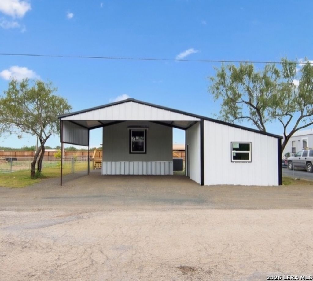 1824 Uvalde Estates Dr, Uvalde