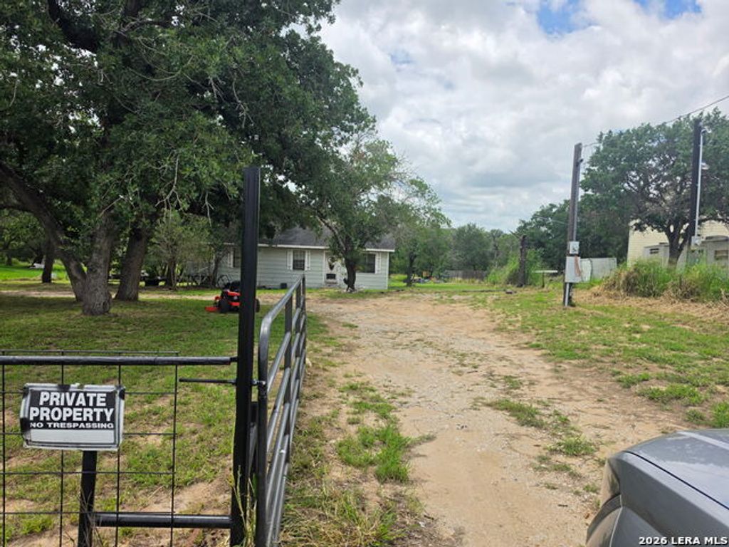216 Creeks End, Floresville