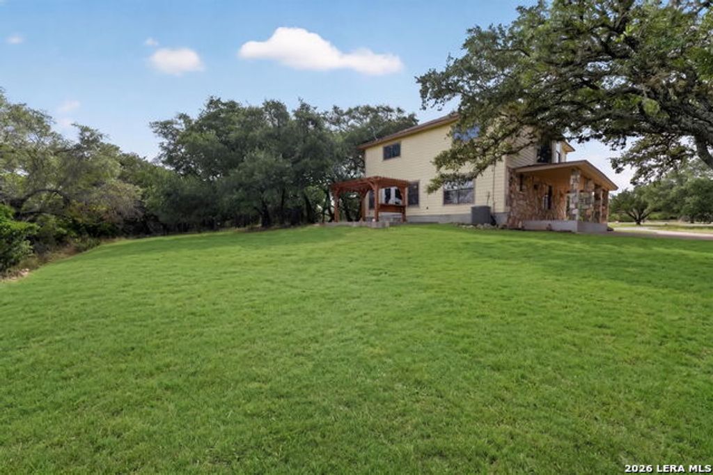 988 Summit Rd, Lakehills