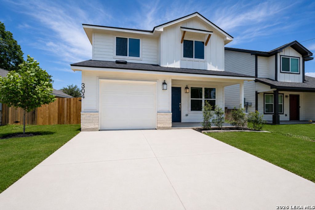 304 W Martindale St, Seguin