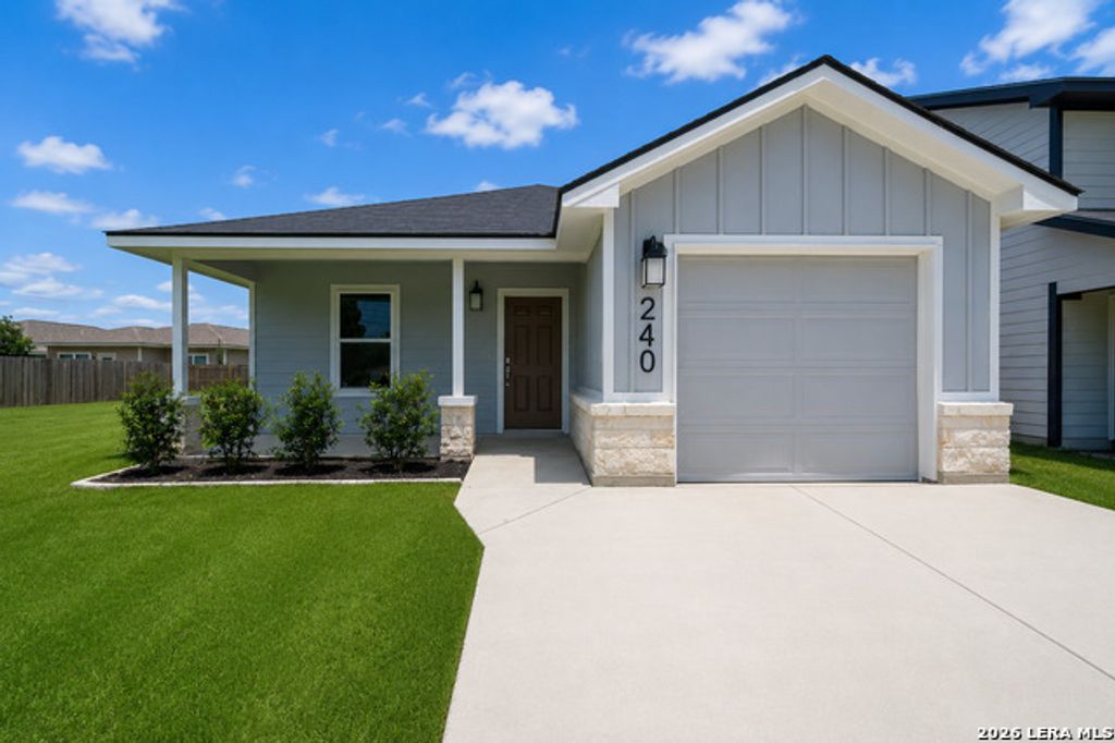 240 W Martindale St, Seguin