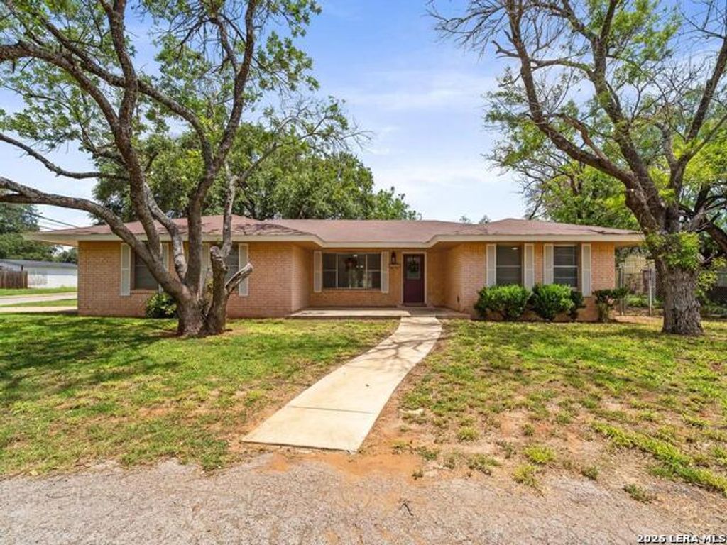 1305 E Colorado, Pearsall
